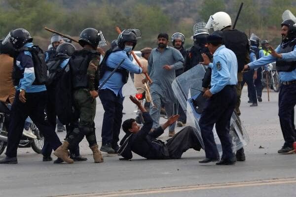 Imran Khan, Imran Khan arrest, protest across Pakistan: Pakistani police storm Imran Khan's residence in Lahore, arrest 61; court cancels Khan's arrest warrant in Toshakhana case