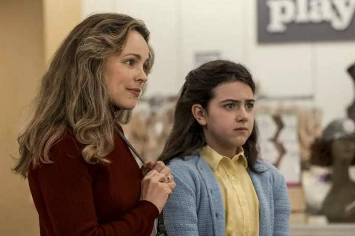 rachel mcadams as barbara dimon and abby ryder fortson as margaret simon in a scene from are you there god it&#x002019;s me, margaret, a good housekeeping pick for best kids movies 2023