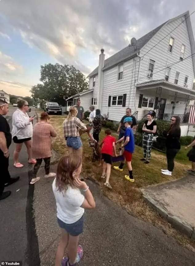 One neighbor said they believed around 25 people had turned up to say goodbye to Mellow