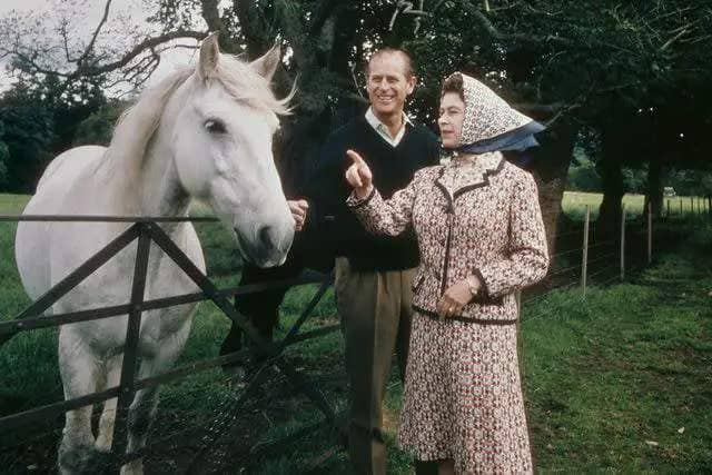 <p>Fox Photos/Hulton Archive/Getty</p> Queen Elizabeth and Prince Philip at Balmoral in 1972.