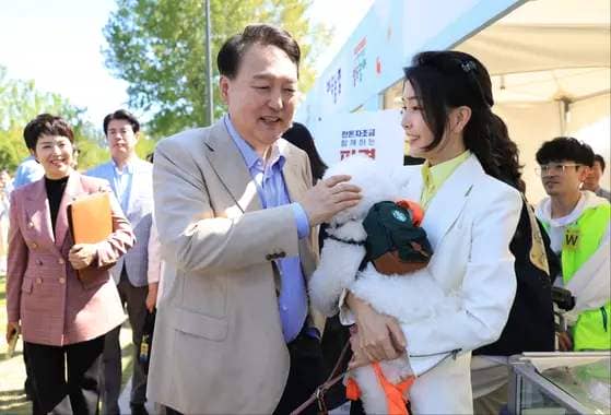 President Yoon Suk Yeol and first lady Kim Keon Hee hold their pet dog, Sunny. [NEWS1]