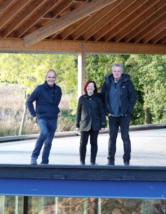 Kevin McCloud joining Liz and Duncan at Grand Designs house (Channel 4)