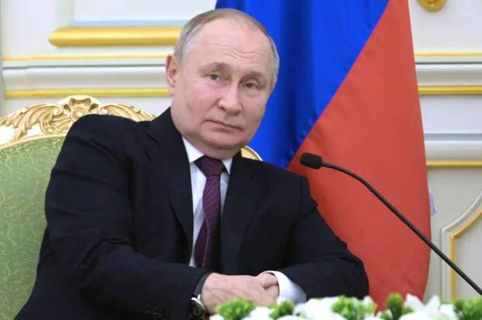 Russian President Vladimir Putin listens to Saudi Crown Prince Mohammed bin Salman in Wednesday (Sputnik)