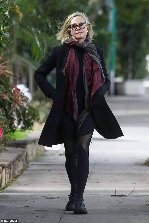 For this outing, Melanie wore her usual black in a knee-length classic coat over a dress of the same length. To keep her legs warm, the Lolita actress wore opaque black tights