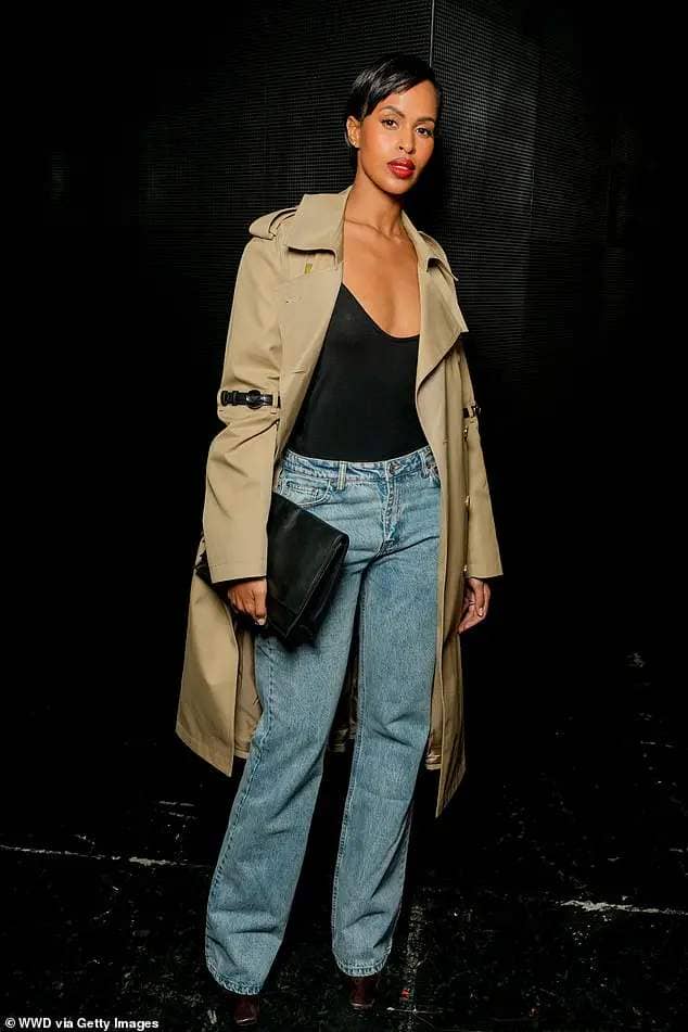 The model, 34, was the epitome of class as she completed her look with a beige parker coat and brown heeled boots