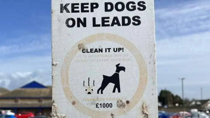 Sign that says Keep dogs on leads and clean it up logo