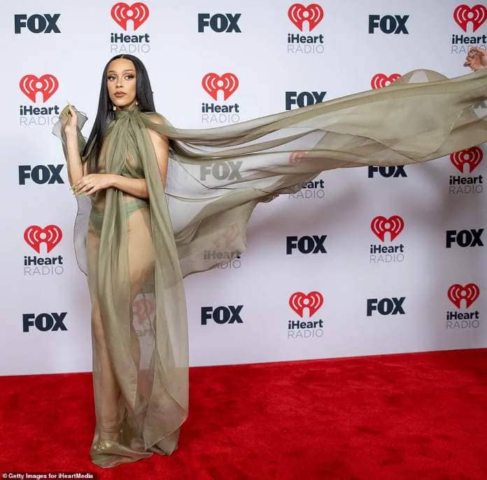 From the start of her career, Doja Cat has oozed confidence in various midriff-baring looks, and this one was no exception; seen at the 2021 iHeartRadio Music Awards