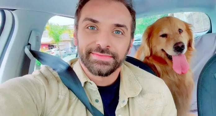 A selfie of João Fantazzini with his best friend Joca in the car.